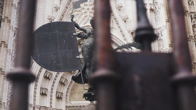 Giraldillo a los pies de la catedral de Sevilla