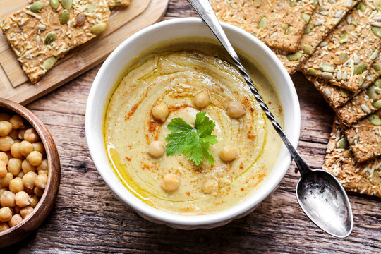 bol de houmous avec trartine biscotte aux graines