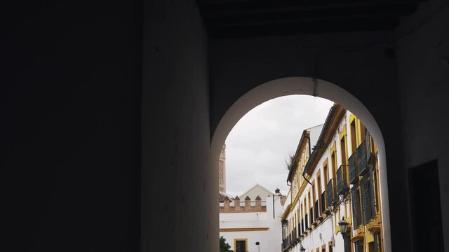 Pasadizo hasta el patio de banderas donde podemos observar al fondo la Giralda de Sevilla