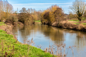 Fototapeta na wymiar River Medway between Maidstone and Teston in Kent, England during the Autumn season