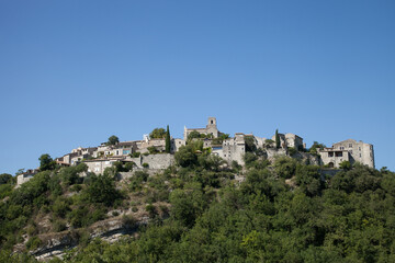 Fototapeta na wymiar Le village de Saint-Thomé en Ardèche méridionale perché au sommet d'une colline