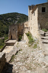 Fototapeta na wymiar Calade descendant dans les ruines restaurées du village médiéval de Saint-Montan en Ardèche méridionale