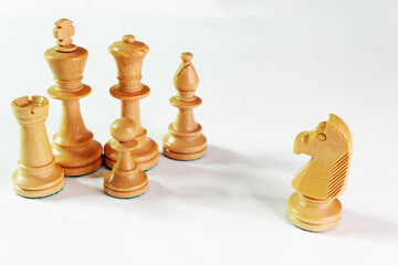 Schach Weiße Schachfiguren Turm, König, Dame, Bauer, Läufer, Springer