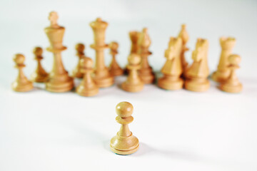 Schach Weiße Schachfiguren weißer Bauer im Vordergrund