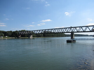 Fototapeta na wymiar Eisenbahnbrücke über den Rhein bei Germersheim
