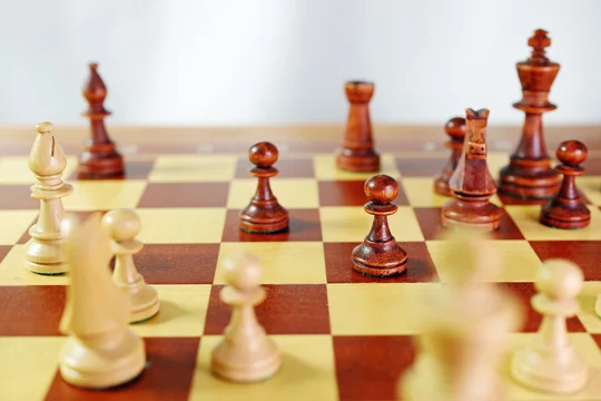 Schach Schachfiguren Weißer Läufer greift schwarzen Turm an Stock Photo |  Adobe Stock