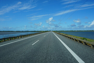 Fototapeta premium Fahrt über den Damm auf die Insel Römö in Dänemark auf dem Auto raus fotografiert