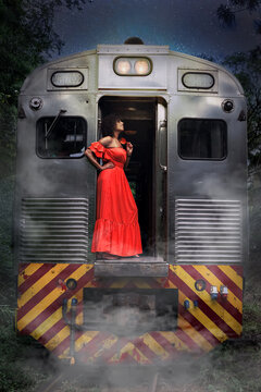 Mulher com vestido avermelhado na porta da cabine de um trem