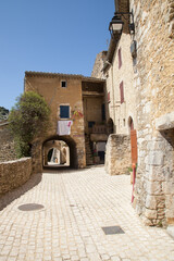 Petite place et maison avec arcade du village de saint-Montan (Ardèche)
