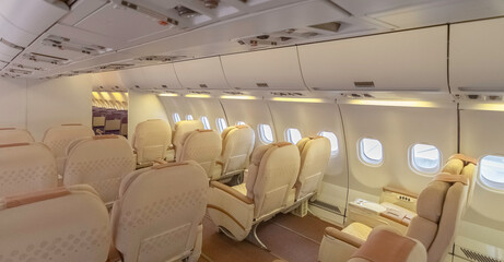 Fauteuils à l'intérieur d'un avion de ligne.	
