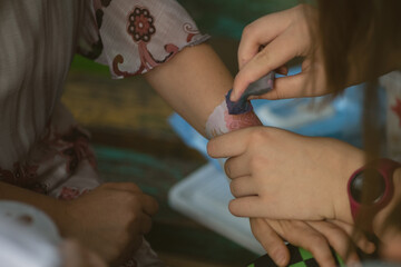 the animator makes a temporary tattoo to the child