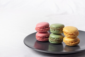 Macarons de colores sobre fondo blanco. Concepto gastronomía repostería. 