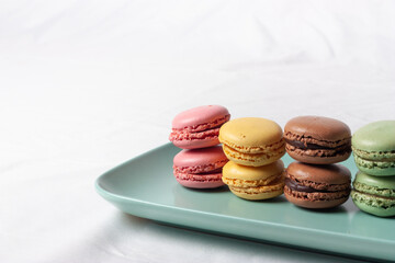 Macarons de colores sobre fondo blanco. Concepto gastronomía repostería. 