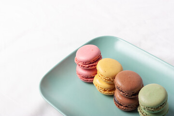 Macarons de colores sobre fondo blanco. Concepto gastronomía repostería. 