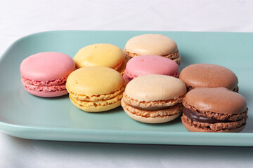 Macarons de colores sobre fondo blanco. Concepto gastronomía repostería. 