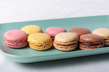 Macarons de colores sobre fondo blanco. Concepto gastronomía repostería. 