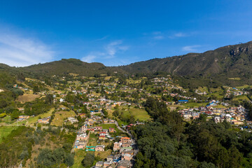 Fototapeta na wymiar Aerial view of houses between the ascent of a mountain in the town of Sopo in the department of Cundinamarca in Colombia.