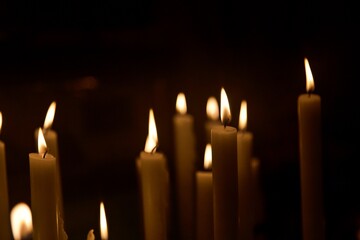 Brennende Kerzen zur spirituellen Erleuchtung