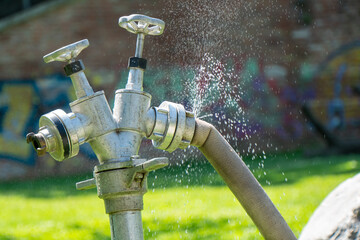 Wasser spritzt bei einem Hydranten