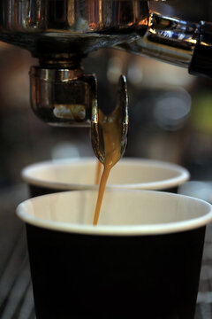 caf&eacute; de maquina expreso saliendo