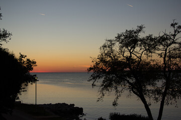 Natürlicher Sonnenuntergang am Mittelmeer in Kroatien