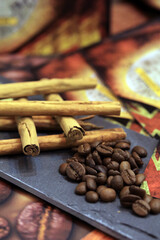 granos de café con canela en rama