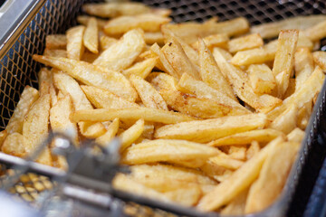 Patatas fritas en freidora casera. Textura de patatas, gastronomía casera.