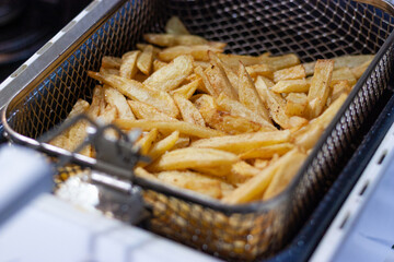 Patatas fritas en freidora casera. Textura de patatas, gastronomía casera.