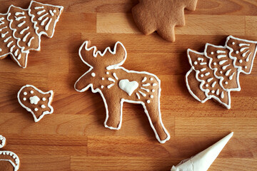 Decoration of homemade gingerbread Christmas cookies with a cornet - preparation of holiday pastry
