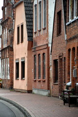 Fototapeta na wymiar Traditionelle Backsteinhäuser in Tönning