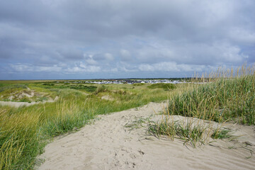 Fototapeta na wymiar Blick über die Dünen auf einen Campingplatz auf der Insel Römö in Dänemark