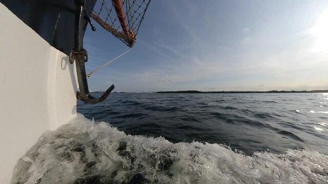 Altes Segelschiff mit Bugwelle und Anker im Sommer - Sicht nach vorne