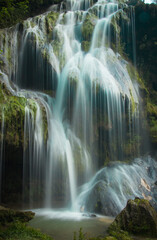 cascades de tufs de Baume-les-Messieurs dans le Jura en Franche-Comté, un site naturel d'exception...