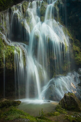 Fototapeta na wymiar cascades de tufs de Baume-les-Messieurs dans le Jura en Franche-Comté, un site naturel d'exception dans le massif jurassien