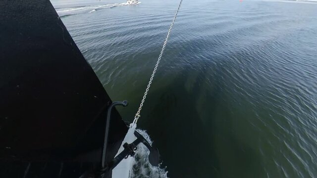 Altes Segelschiff mit Bugwelle und Anker im Sommer - Vorderansicht