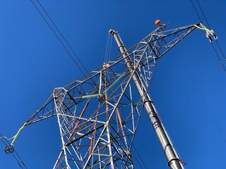 Torre eléctrica de alta tensión 400kV izada con grúa