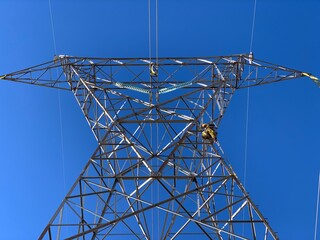 Operario en torre eléctrica de alta tensión 400kV