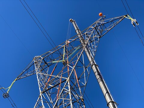 Torre el&eacute;ctrica de alta tensi&oacute;n 400kV izada con gr&uacute;a