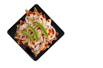 Chilaquiles rojos con pollo y aguacate comida tradicional mexicana en el desayuno o comida.