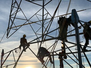 Montaje recrecido torre eléctrica de alta tensión 400kV