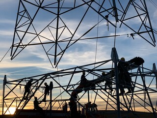 Montadores en Torre eléctrica de alta tensión 400kV