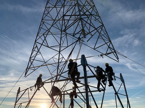 Montadores en recrecido de torre el&eacute;ctrica de alta tensi&oacute;n 400kV