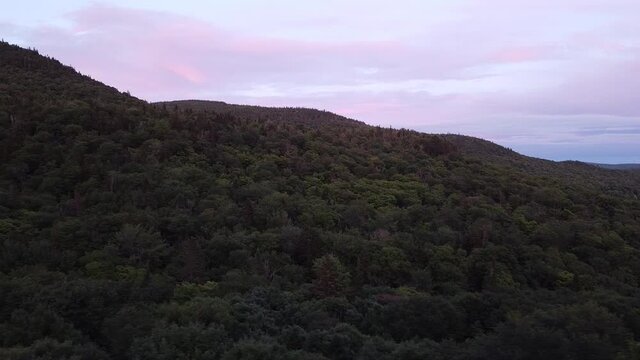 Panoramique d'une montagne au coucher de soleil
