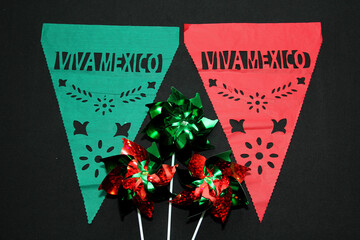 Obraz premium Tricolor decorative ornaments for Mexican parties in green, white and red: Pennants that say 