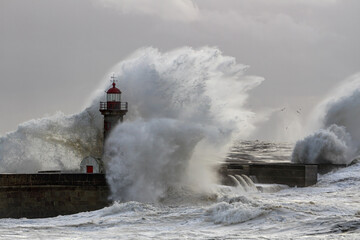 Fototapeta na wymiar Big wave splash at the lighthouse