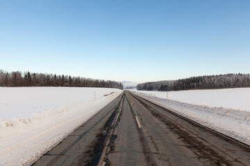 Obraz premium paved road covered with snow in winter