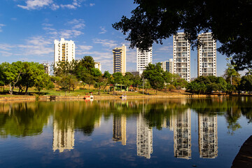 Detalhe do Parque Lago das Rosas na cidade de Goi&acirc;nia.