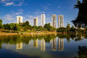 Fototapeta premium Detalhe do Parque Lago das Rosas na cidade de Goiânia.