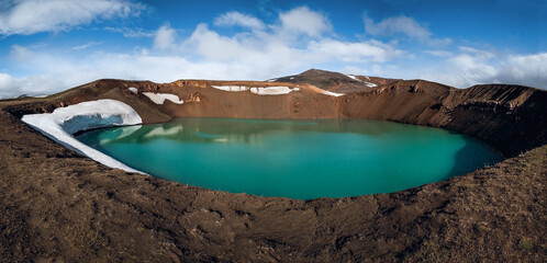 Obraz premium Iceland.Turquoise lake in the crater of a dormant volcano.