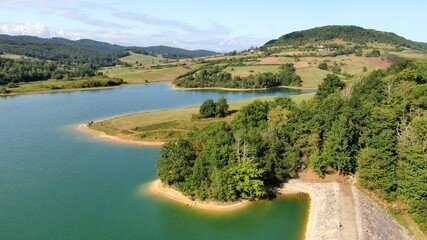 Fototapeta na wymiar Lac et Barrage de Filheit, site naturel du Mas d'Azil, Ariège 09 France, Europe